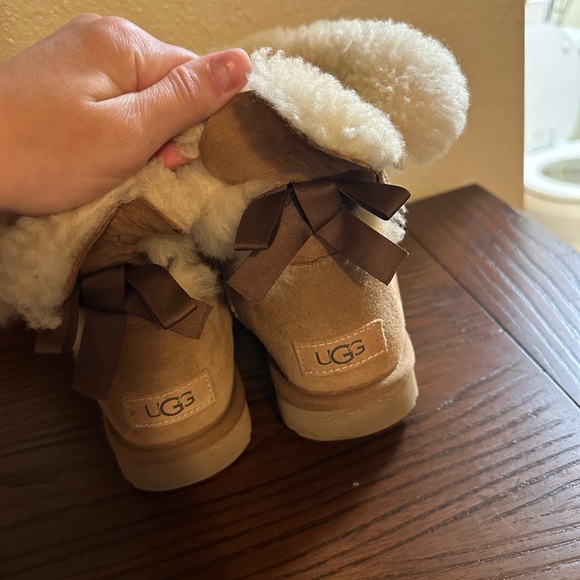 UGG Tan Boots with Cream Fur & Bow - Picture 3 of 7